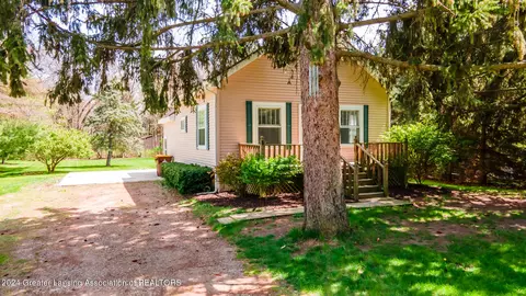 1511 S Lansing St, Saint Johns, MI 48879