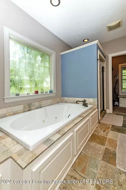 Bath - 2485 Julie Way, Dewitt, MI 48820 photo 3 of 8