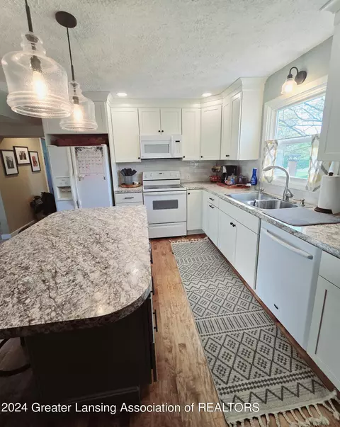 Kitchen - 10723 S Wright Rd, Eagle, MI 48822 photo 5 of 6