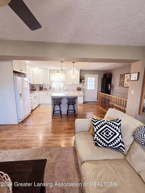 Living - 10723 S Wright Rd, Eagle, MI 48822 photo 2 of 9