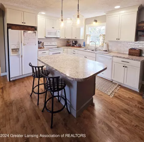 Kitchen - 10723 S Wright Rd, Eagle, MI 48822 photo 3 of 6