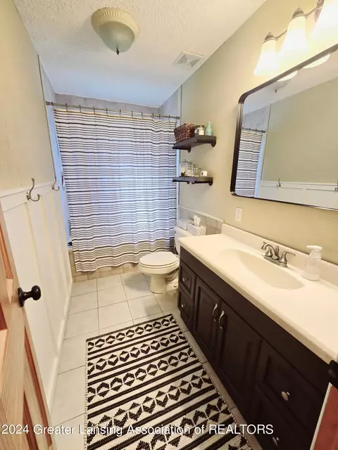 Bath - 10723 S Wright Rd, Eagle, MI 48822 photo 1 of 2