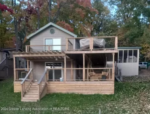 5263 Pointview Dr, Harrison, MI 48625