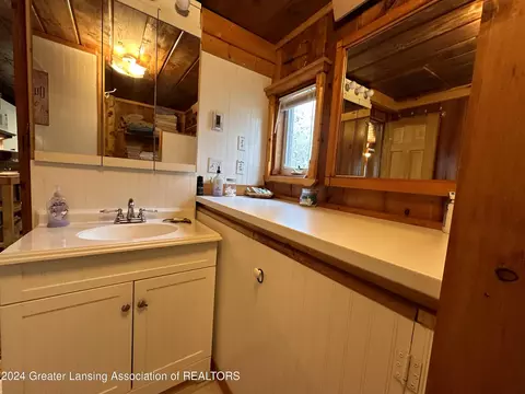 Bath - 5263 Pointview Dr, Harrison, MI 48625 photo 4 of 5