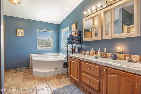 Bath - 3584 Miller Rd, Bancroft, MI 48414 photo 1 of 2