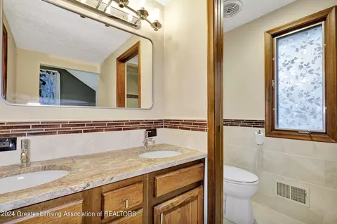 Bath - 4633 Jadestone Dr, Williamston, MI 48895 photo 2 of 3