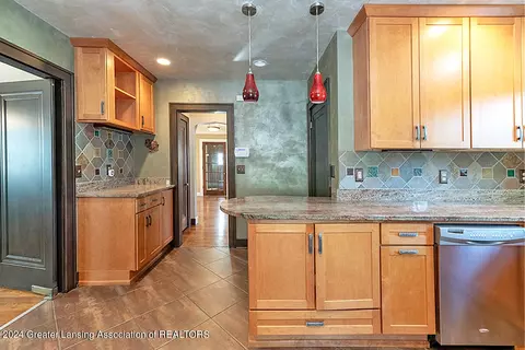Kitchen - 528 Everett Dr, Lansing, MI 48915 photo 2 of 6