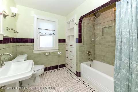 Bath - 528 Everett Dr, Lansing, MI 48915 photo 2 of 2