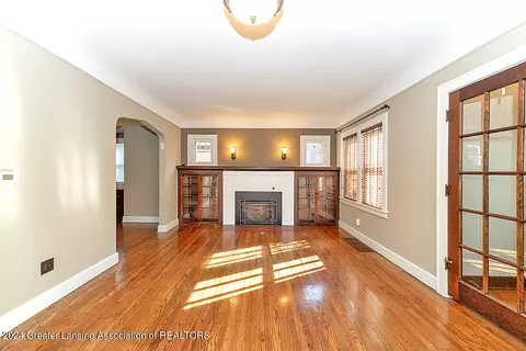 Living - 528 Everett Dr, Lansing, MI 48915 photo 2 of 4