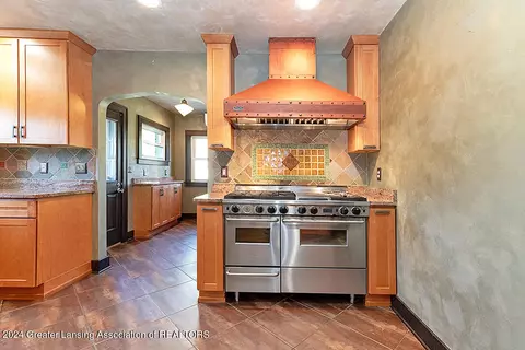 Kitchen - 528 Everett Dr, Lansing, MI 48915 photo 4 of 6
