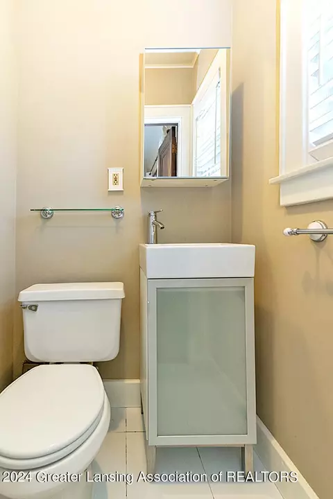 Bath - 528 Everett Dr, Lansing, MI 48915 photo 1 of 2