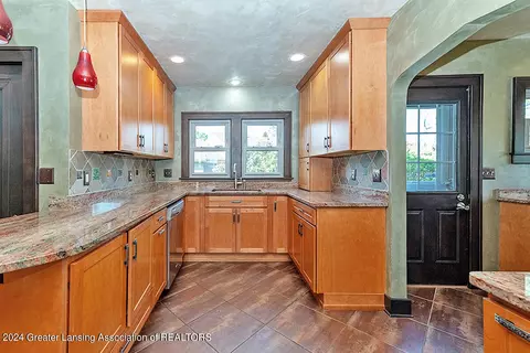 Kitchen - 528 Everett Dr, Lansing, MI 48915 photo 1 of 6