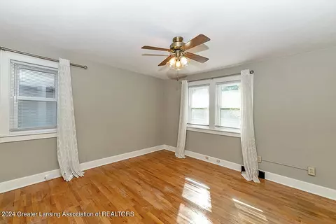 Bedroom - 528 Everett Dr, Lansing, MI 48915 photo 3 of 8