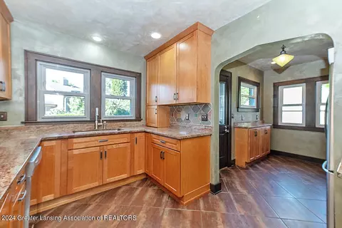 Kitchen - 528 Everett Dr, Lansing, MI 48915 photo 5 of 6