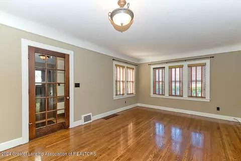 Living - 528 Everett Dr, Lansing, MI 48915 photo 3 of 4