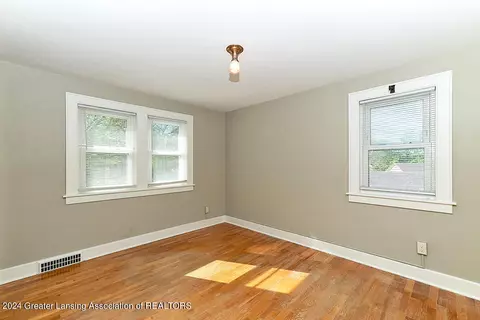 Bedroom - 528 Everett Dr, Lansing, MI 48915 photo 5 of 8