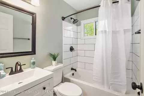 Bath - 578 Roselane Dr, Howell, MI 48843 photo 1 of 2