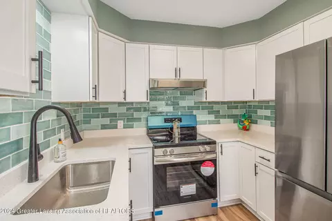 Kitchen - 578 Roselane Dr, Howell, MI 48843 photo 1 of 2