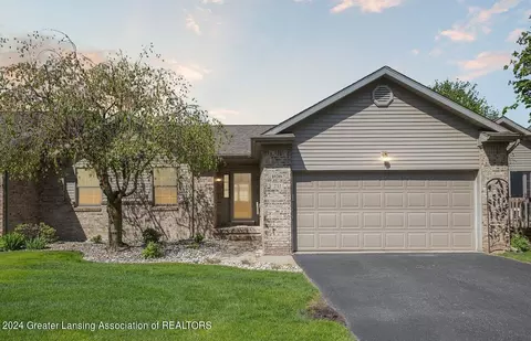211 Emerald Dr #27, Charlotte, MI 48813