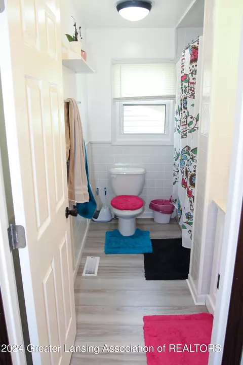 Bath - 223 Dutton St, Eaton Rapids, MI 48827 photo 1 of 3