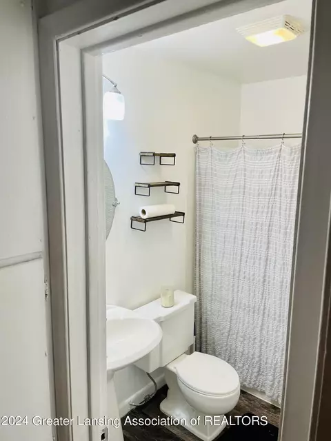 Bath - 1918 John St, Lansing, MI 48906 photo 2 of 2