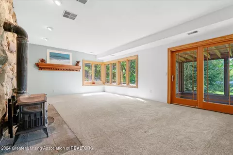 Living - 8358 Loomis Rd, Dewitt, MI 48820 photo 4 of 5