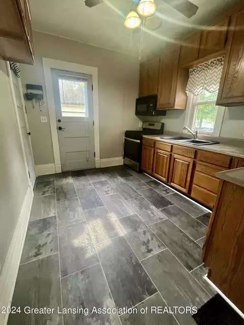 122 E Shaw St, Charlotte, MI 48813 photo 3