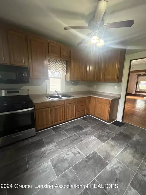 122 E Shaw St, Charlotte, MI 48813 photo 4