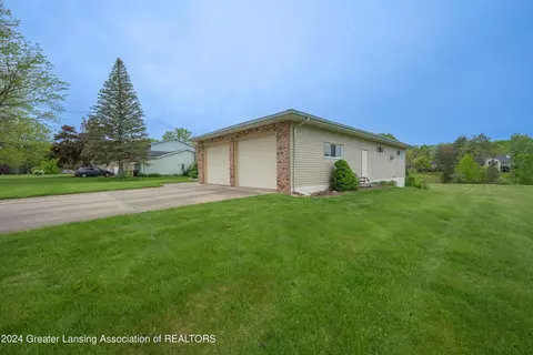 Exterior - 6733 E Galway Cir, Dimondale, MI 48821 photo 4 of 7