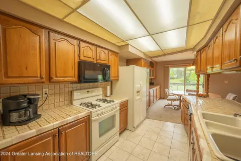 Kitchen - 6733 E Galway Cir, Dimondale, MI 48821 photo 3 of 5