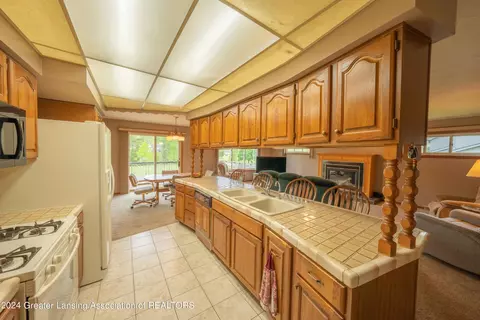 Kitchen - 6733 E Galway Cir, Dimondale, MI 48821 photo 4 of 5