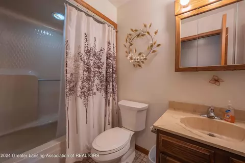 Bath - 6733 E Galway Cir, Dimondale, MI 48821 photo 1 of 3