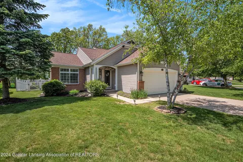 5627 E Grove Dr, Kentwood, MI 49512