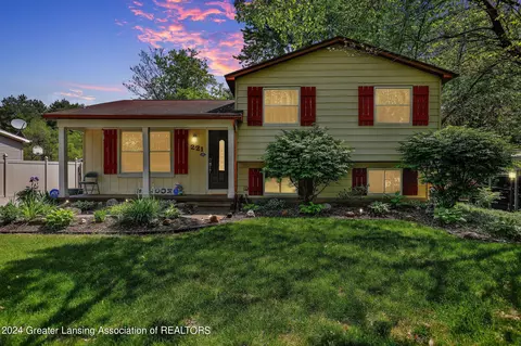 221 White Oak Dr, Perry, MI 48872