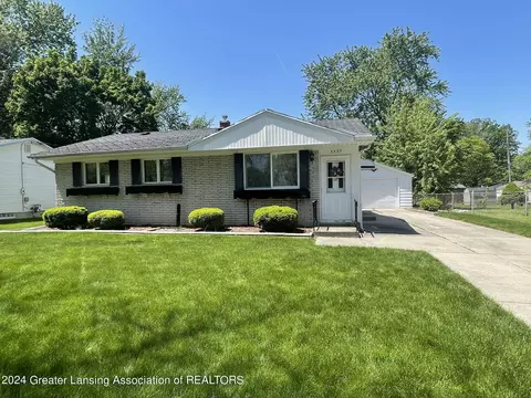 3520 Berwick Dr, Lansing, MI 48911