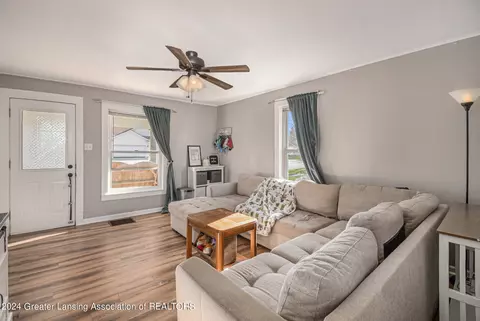 707 E Walker St, Saint Johns, MI 48879 photo 5