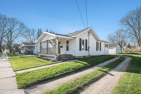 707 E Walker St, Saint Johns, MI 48879 photo 3