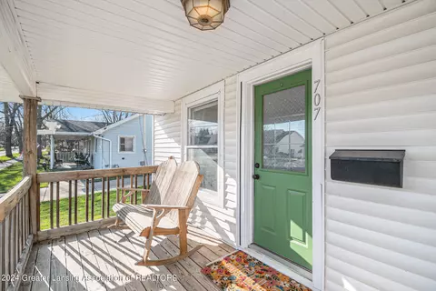 707 E Walker St, Saint Johns, MI 48879 photo 4