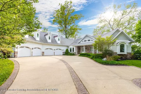 6031 E Lake Dr, Haslett, MI 48840