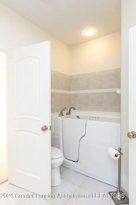 Bath - 6031 E Lake Dr, Haslett, MI 48840 photo 4 of 8