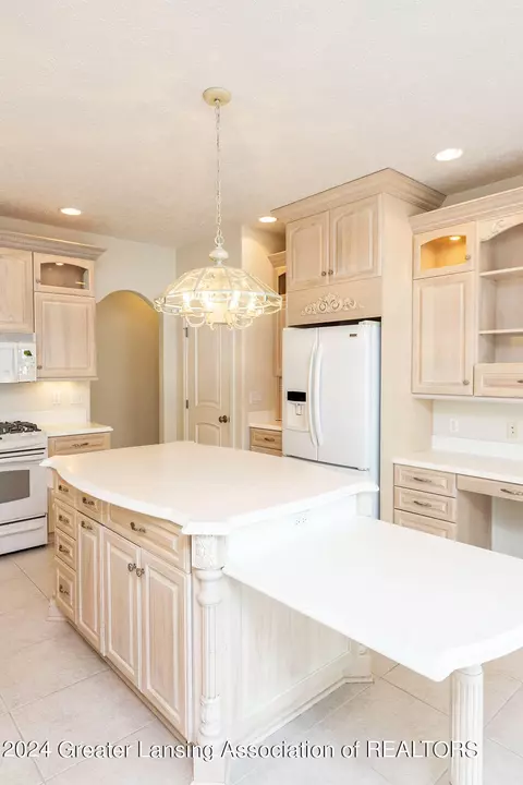 Kitchen - 6031 E Lake Dr, Haslett, MI 48840 photo 3 of 6