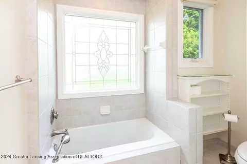 Bath - 6031 E Lake Dr, Haslett, MI 48840 photo 3 of 8