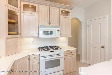 Kitchen - 6031 E Lake Dr, Haslett, MI 48840 photo 5 of 6