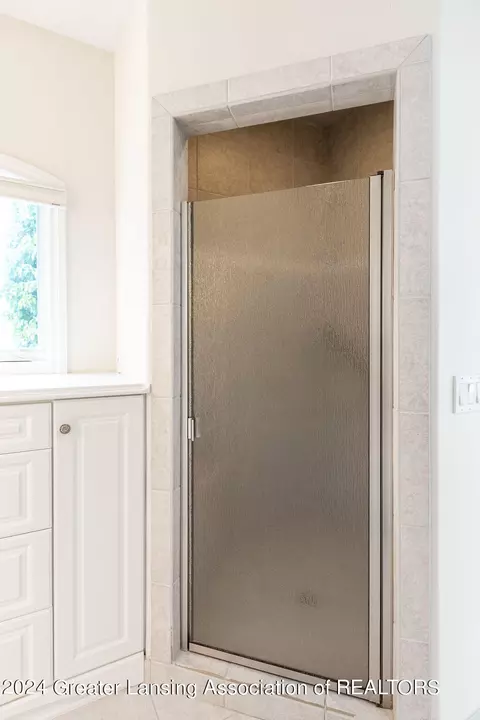 Bath - 6031 E Lake Dr, Haslett, MI 48840 photo 5 of 8