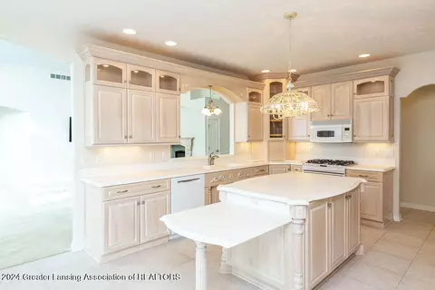 Kitchen - 6031 E Lake Dr, Haslett, MI 48840 photo 2 of 6