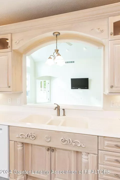 Kitchen - 6031 E Lake Dr, Haslett, MI 48840 photo 4 of 6