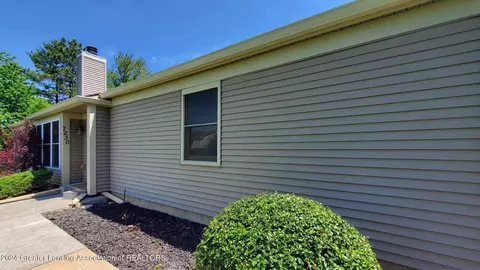 7230 Creekside Dr, Lansing, MI 48917