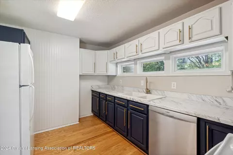 Kitchen - 10 E Sherwood Rd, Williamston, MI 48895 photo 3 of 4