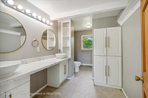 Bath - 10 E Sherwood Rd, Williamston, MI 48895 photo 2 of 3
