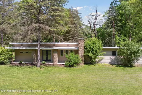 10 E Sherwood Rd, Williamston, MI 48895